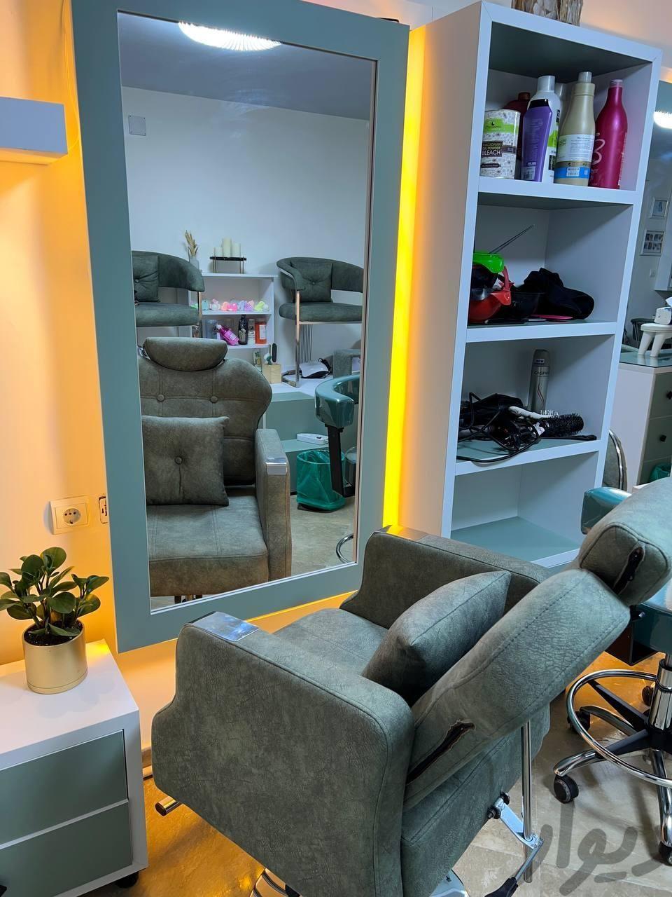 به یک ابرو کار حرفه ای نیازمندیم