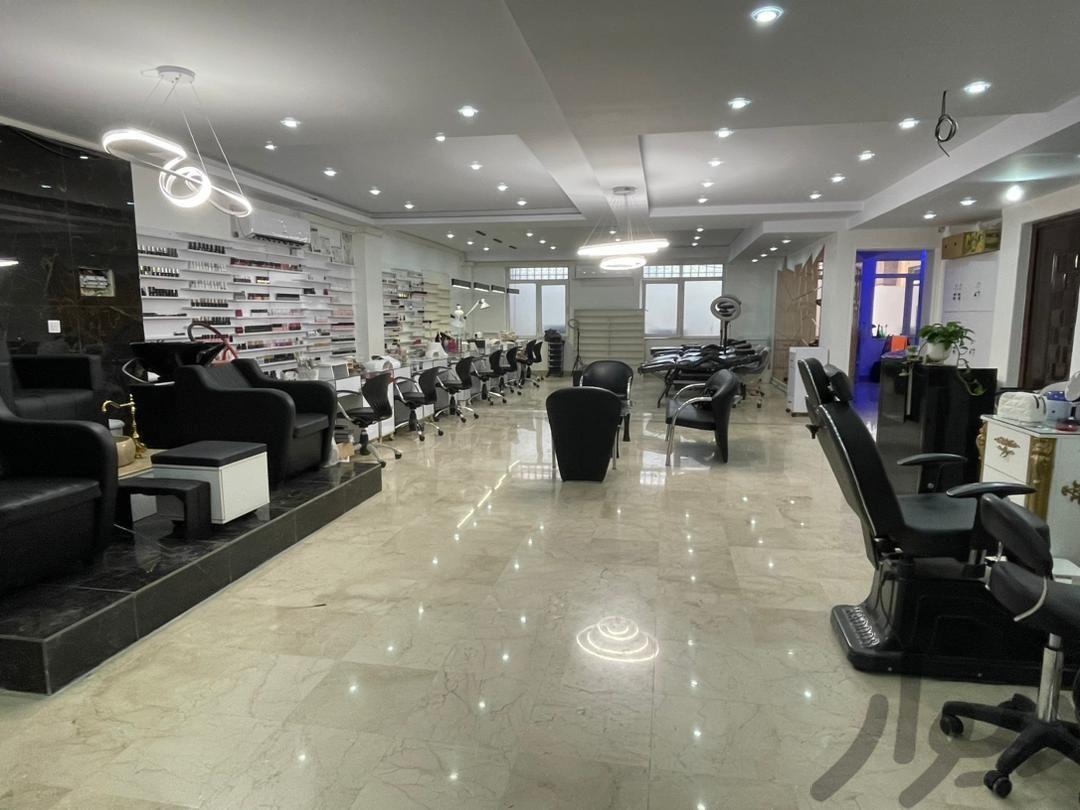 دستیار ناخن کار مسلط به طراحی