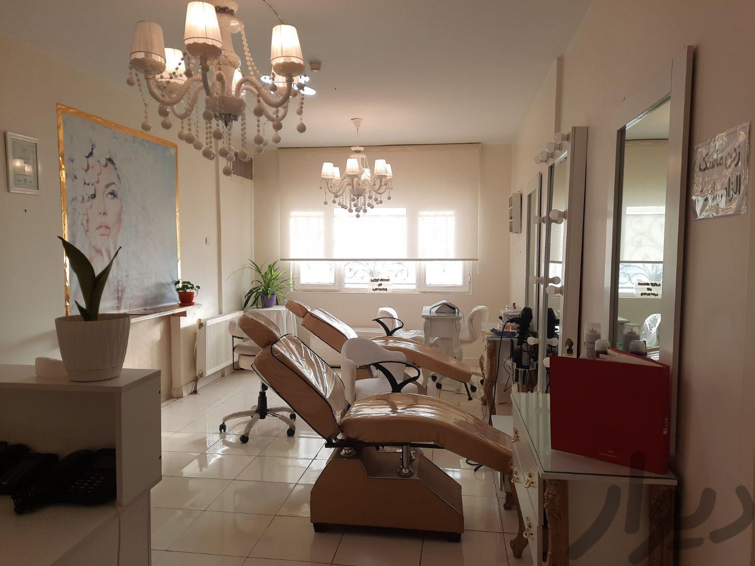 ناخن مژه و رنگ کار با مشتری