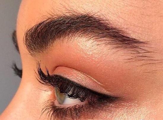 خط چشم و بن مژه